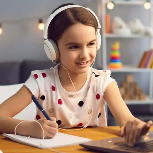 Uczennica podczas lekcji angielskiego online